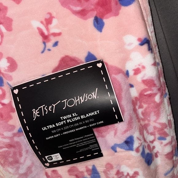 BETSEY JOHNSON TWIN xl ULTRA SOFT PLUSH BLANKET - Picture 12 of 14